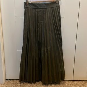 Brand new faux leather skirt in olive